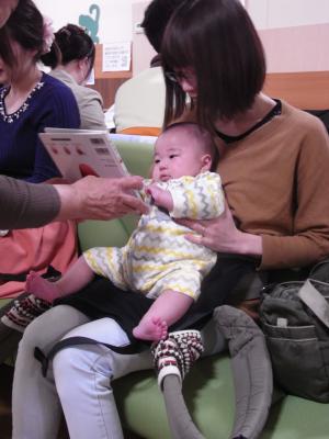 えほんを見る赤ちゃんとお母さん