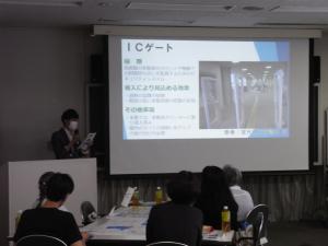 他市町村の事例を説明している担当者