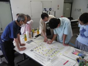 真剣に考えている様子