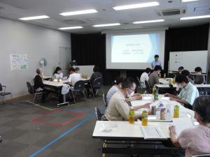 開会挨拶を聞く市民の方々