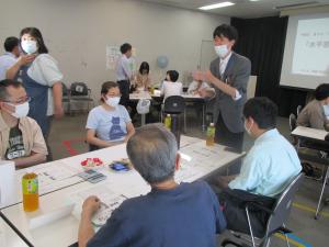 ゲームについて話をする男性
