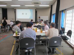 開会挨拶を聞く市民の方々