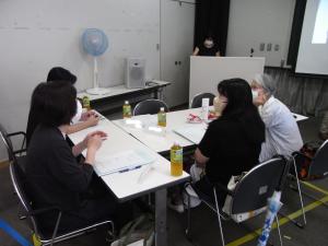 テーマに沿って語る女性たち