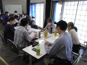 和やかな雰囲気で語り合うグループ