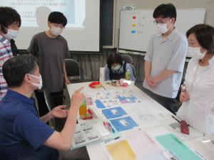 意見を発表する男性