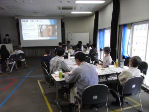 他市町村の図書館の設備やスペースの事例を聞く参加者