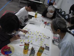 カードを移動させて考えている様子