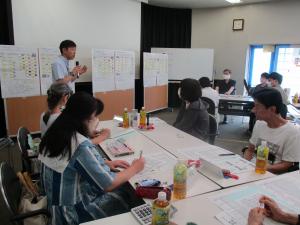 講評をする館長