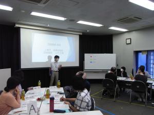 開会の挨拶をする館長