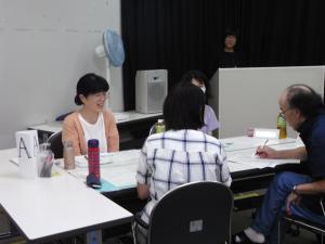 笑顔で会話している様子
