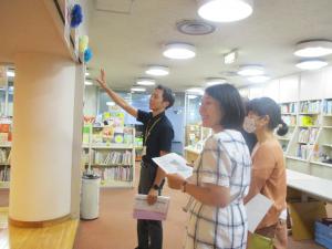 笑顔でフィールドワークをしている参加者