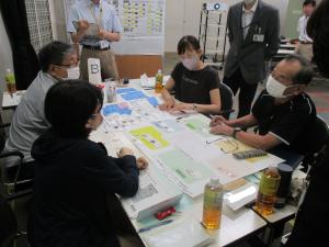 意見交換を行う参加者