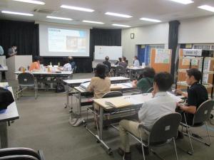 他市町村事例のスライドを見る様子