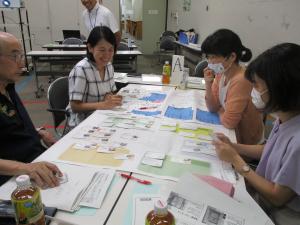 笑顔で話し合いをする参加者
