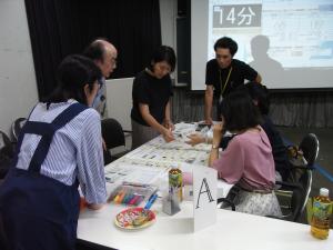 立ち上がって話し合いをするグループ