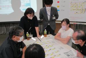 真剣に考えるグループの様子