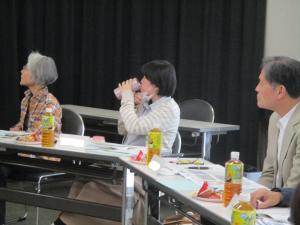 スライド資料を見る参加者