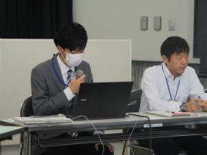 説明をする担当者