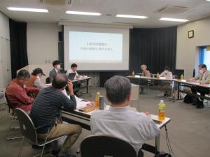 館長の説明　後方左からの様子