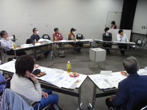 館長の説明　後方右からの様子