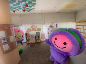 りんごの棚と写るアッピーとまゆみちゃん