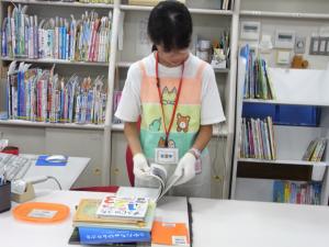 本を確認している女の子