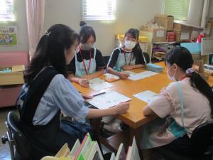 職員の話を聞いている様子