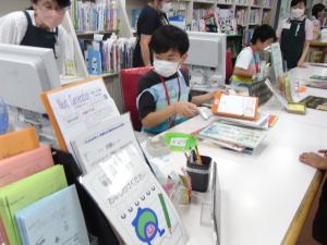 カウンターの作業をする男の子