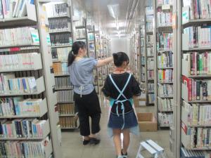 地下書庫を見学している女の子