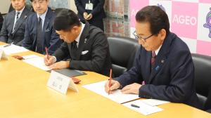 確認書に記入している伊藤氏と畠山市長