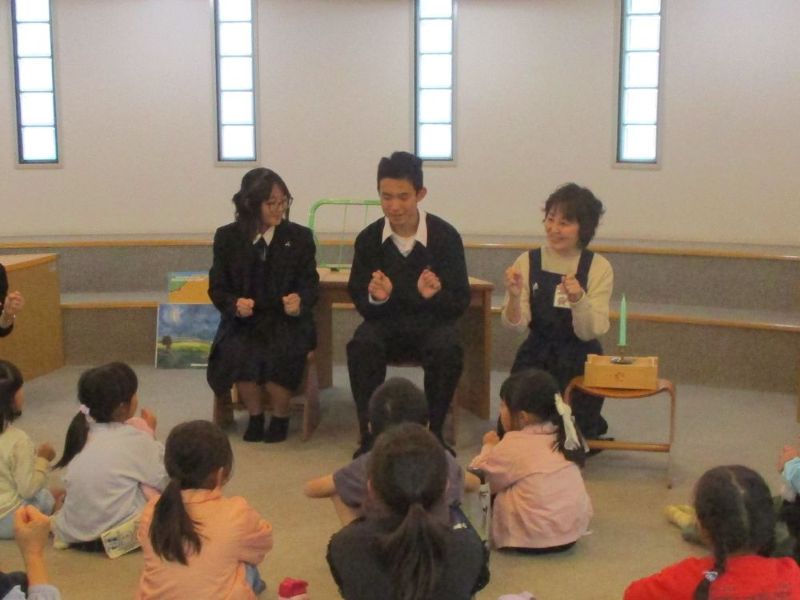 高校生のおはなし会の様子1