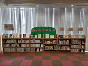 正面から見たりんごの棚