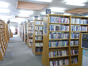 上尾市図書館本館　本棚